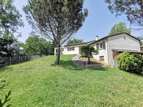 BELLE MAISON A LOUER Saint Jean 5 pièce(s) 122 m2 avec cheminée, jardion et garage