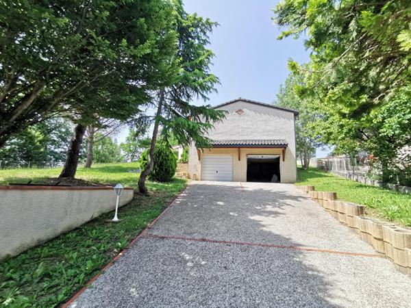 BELLE MAISON A LOUER Saint Jean 5 pièce(s) 122 m2 avec cheminée, jardion et garage