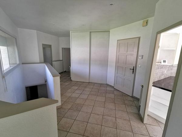 BELLE MAISON A LOUER Saint Jean 5 pièce(s) 122 m2 avec cheminée, jardion et garage