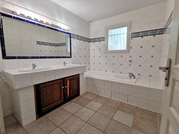 BELLE MAISON A LOUER Saint Jean 5 pièce(s) 122 m2 avec cheminée, jardion et garage