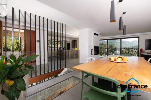 Villa entièrement rénovée à vendre 7 pièces TOULON (83) Terrain 650 m²