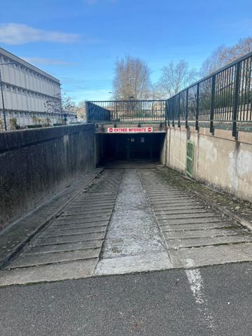 Parking / box Orleans