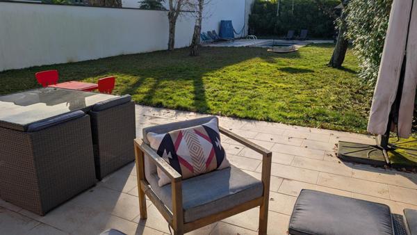 Maison individuelle avec piscine, cinq chambres