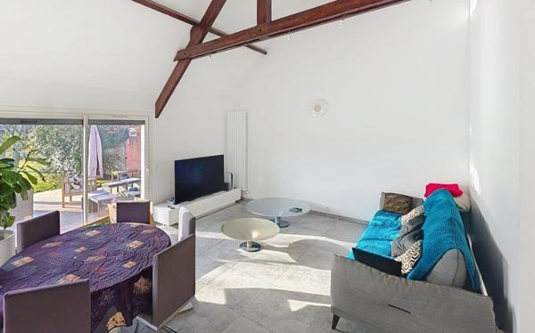 Maison individuelle avec piscine, cinq chambres