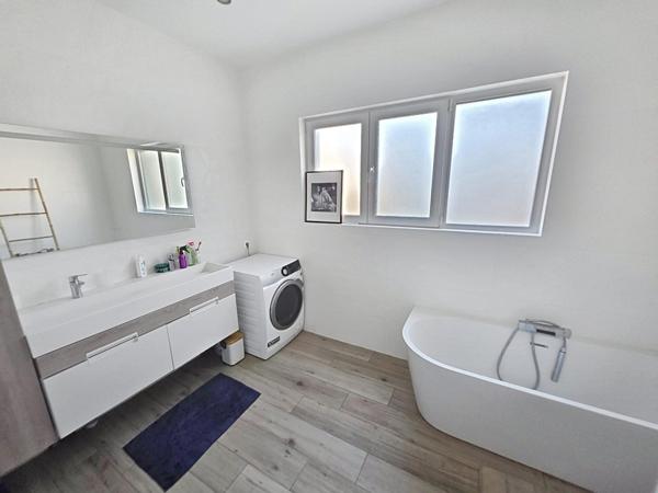 Maison individuelle avec piscine, cinq chambres