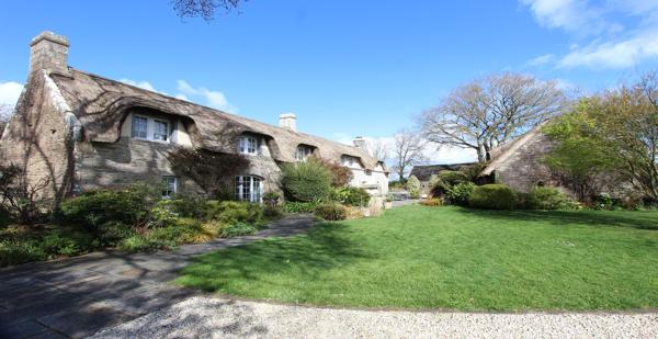 LE CHARME & LE CARACTÈRE D'UNE CHAUMIÈRE AVEC DÉPENDANCES, AUX PRESTATIONS HAUT DE GAMME, À 10 MINUTES DE QUIMPER. - L'agence Immobilier & Associés