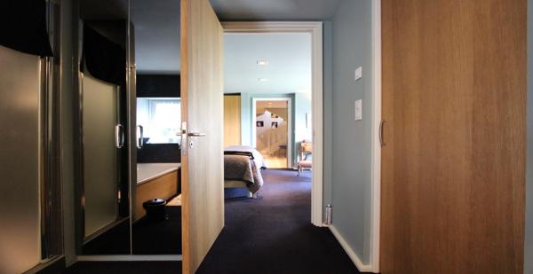 LE CHARME & LE CARACTÈRE D'UNE CHAUMIÈRE AVEC DÉPENDANCES, AUX PRESTATIONS HAUT DE GAMME, À 10 MINUTES DE QUIMPER. - L'agence Immobilier & Associés
