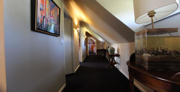 LE CHARME & LE CARACTÈRE D'UNE CHAUMIÈRE AVEC DÉPENDANCES, AUX PRESTATIONS HAUT DE GAMME, À 10 MINUTES DE QUIMPER. - L'agence Immobilier & Associés