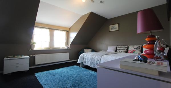 LE CHARME & LE CARACTÈRE D'UNE CHAUMIÈRE AVEC DÉPENDANCES, AUX PRESTATIONS HAUT DE GAMME, À 10 MINUTES DE QUIMPER. - L'agence Immobilier & Associés