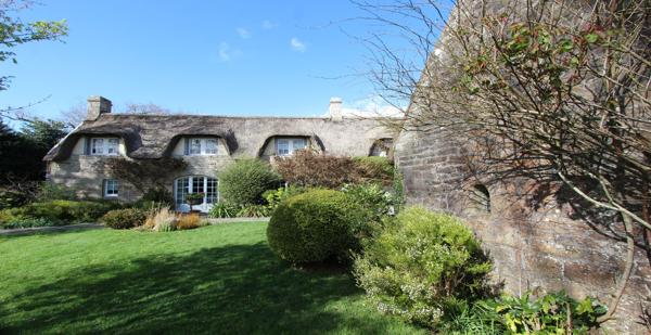 LE CHARME & LE CARACTÈRE D'UNE CHAUMIÈRE AVEC DÉPENDANCES, AUX PRESTATIONS HAUT DE GAMME, À 10 MINUTES DE QUIMPER. - L'agence Immobilier & Associés