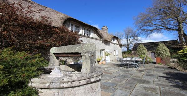 LE CHARME & LE CARACTÈRE D'UNE CHAUMIÈRE AVEC DÉPENDANCES, AUX PRESTATIONS HAUT DE GAMME, À 10 MINUTES DE QUIMPER. - L'agence Immobilier & Associés