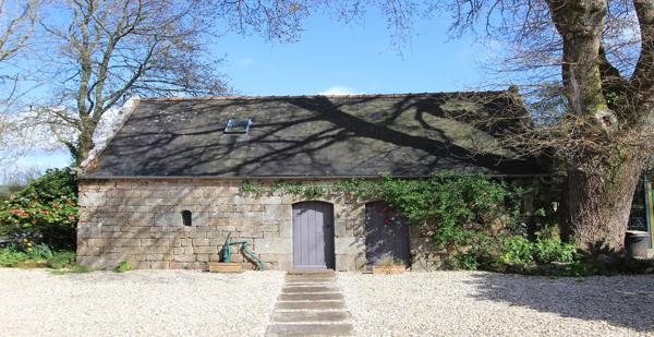 LE CHARME & LE CARACTÈRE D'UNE CHAUMIÈRE AVEC DÉPENDANCES, AUX PRESTATIONS HAUT DE GAMME, À 10 MINUTES DE QUIMPER. - L'agence Immobilier & Associés