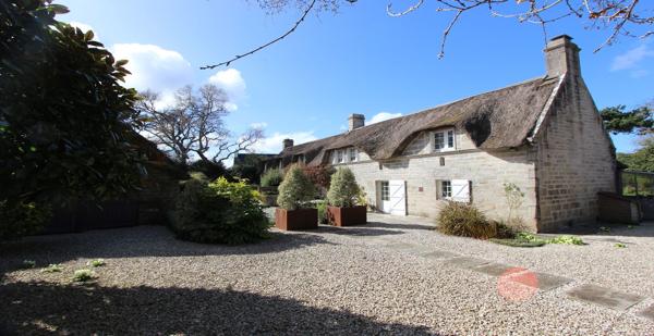 LE CHARME & LE CARACTÈRE D'UNE CHAUMIÈRE AVEC DÉPENDANCES, AUX PRESTATIONS HAUT DE GAMME, À 10 MINUTES DE QUIMPER. - L'agence Immobilier & Associés