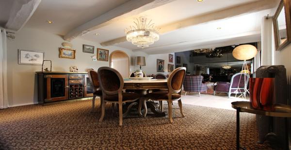 LE CHARME & LE CARACTÈRE D'UNE CHAUMIÈRE AVEC DÉPENDANCES, AUX PRESTATIONS HAUT DE GAMME, À 10 MINUTES DE QUIMPER. - L'agence Immobilier & Associés