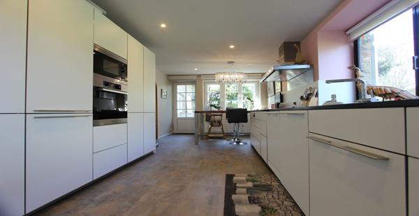 LE CHARME & LE CARACTÈRE D'UNE CHAUMIÈRE AVEC DÉPENDANCES, AUX PRESTATIONS HAUT DE GAMME, À 10 MINUTES DE QUIMPER. - L'agence Immobilier & Associés