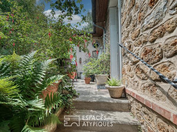 Meulière intimiste avec son extension à proximité immédiate du RER B et des commerces.