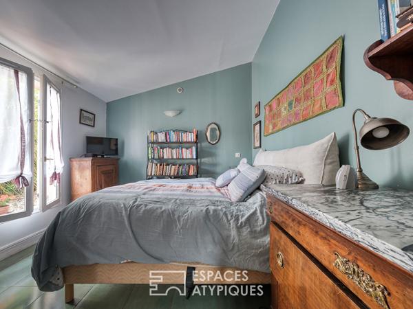 Meulière intimiste avec son extension à proximité immédiate du RER B et des commerces.