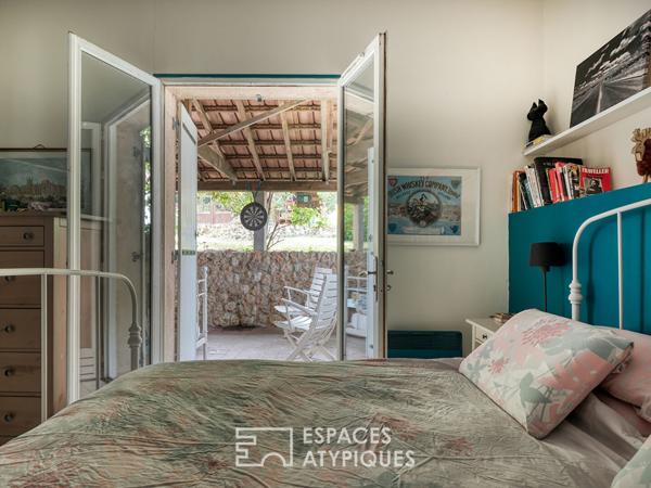 Meulière intimiste avec son extension à proximité immédiate du RER B et des commerces.