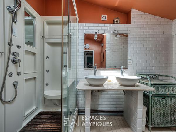 Meulière intimiste avec son extension à proximité immédiate du RER B et des commerces.