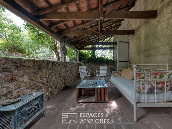 Meulière intimiste avec son extension à proximité immédiate du RER B et des commerces.