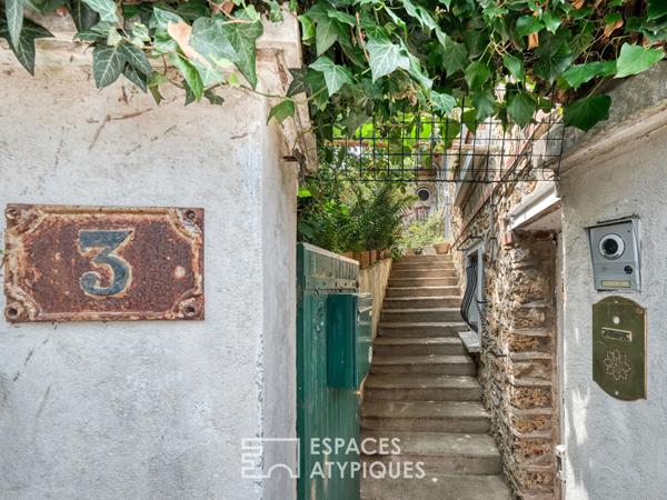 Meulière intimiste avec son extension à proximité immédiate du RER B et des commerces.