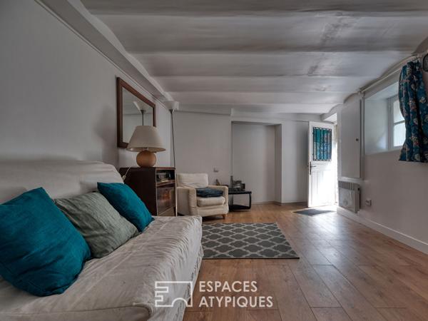 Meulière intimiste avec son extension à proximité immédiate du RER B et des commerces.