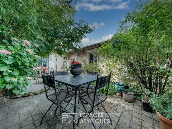 Meulière intimiste avec son extension à proximité immédiate du RER B et des commerces.