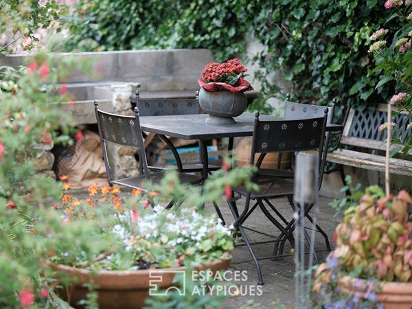 Meulière intimiste avec son extension à proximité immédiate du RER B et des commerces.