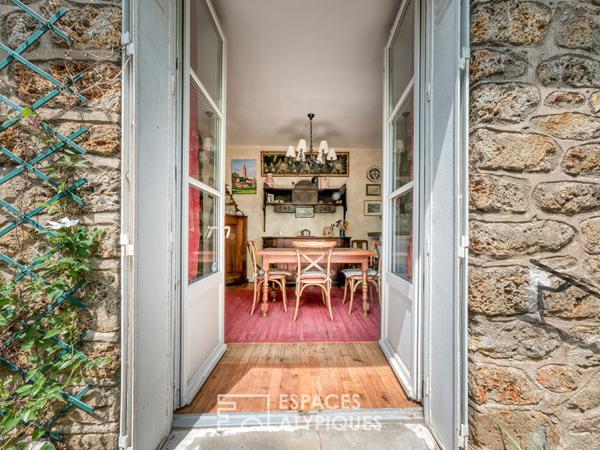 Meulière intimiste avec son extension à proximité immédiate du RER B et des commerces.