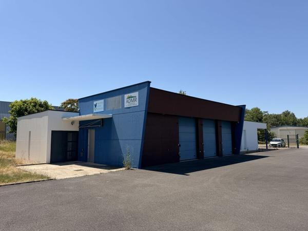 A VENDRE IMMEUBLE INDÉPENDANT DE BUREAUX AVEC UNE PARTIE DE STOCKAGE EN TRES BON ETAT