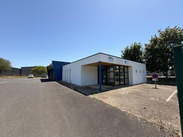 A VENDRE IMMEUBLE INDÉPENDANT DE BUREAUX AVEC UNE PARTIE DE STOCKAGE EN TRES BON ETAT
