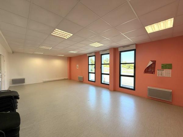 A VENDRE IMMEUBLE INDÉPENDANT DE BUREAUX AVEC UNE PARTIE DE STOCKAGE EN TRES BON ETAT