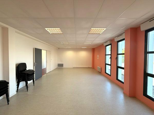 A VENDRE IMMEUBLE INDÉPENDANT DE BUREAUX AVEC UNE PARTIE DE STOCKAGE EN TRES BON ETAT