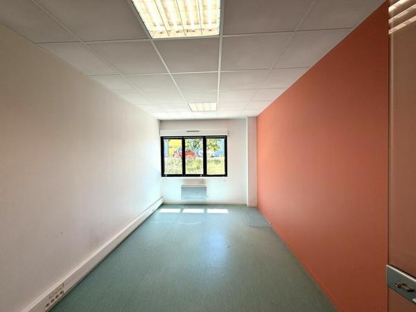 A VENDRE IMMEUBLE INDÉPENDANT DE BUREAUX AVEC UNE PARTIE DE STOCKAGE EN TRES BON ETAT