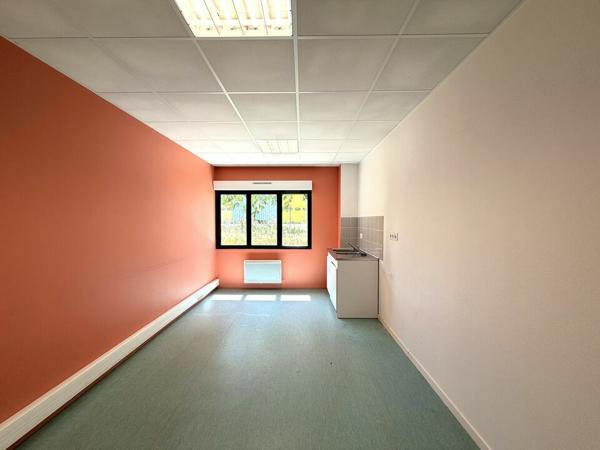 A VENDRE IMMEUBLE INDÉPENDANT DE BUREAUX AVEC UNE PARTIE DE STOCKAGE EN TRES BON ETAT