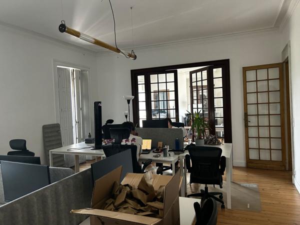 Bureaux rénovés avec du cachet à louer à Bordeaux Gambetta dans un immeuble de prestige