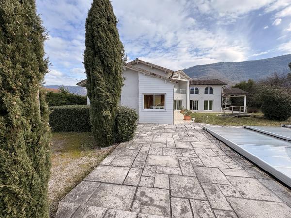 Maison d'architecte sur les hauteurs du village