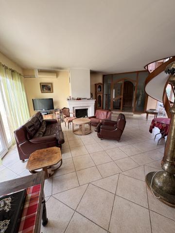 Maison d'architecte sur les hauteurs du village