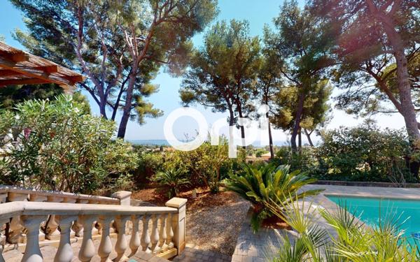 Maison à vendre    7 pièces • 203 m2 Carqueiranne