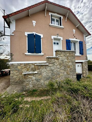 Maison sur sous sol avec 3 chambres, carport et  un grand jardin