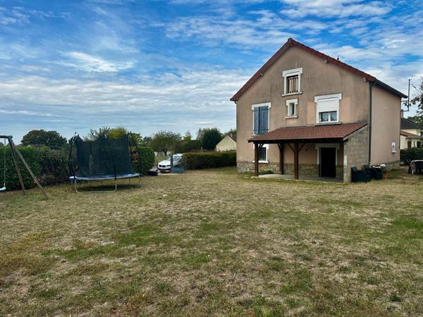 Maison sur sous sol avec 3 chambres, carport et  un grand jardin