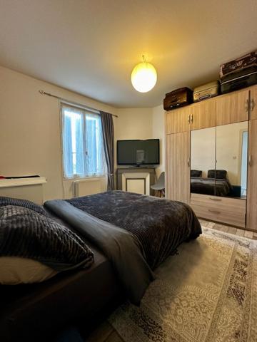 Maison sur sous sol avec 3 chambres, carport et  un grand jardin
