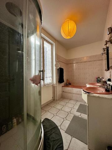 Maison sur sous sol avec 3 chambres, carport et  un grand jardin