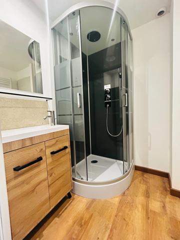 APPARTEMENT T3 ENTIEREMENT RENOVE A NEUF DE 58 M², TERRASSE SECURISEE DE 53 M², 2 CHAMBRES, GARAGE, LIBRE AU 01/01/2026.