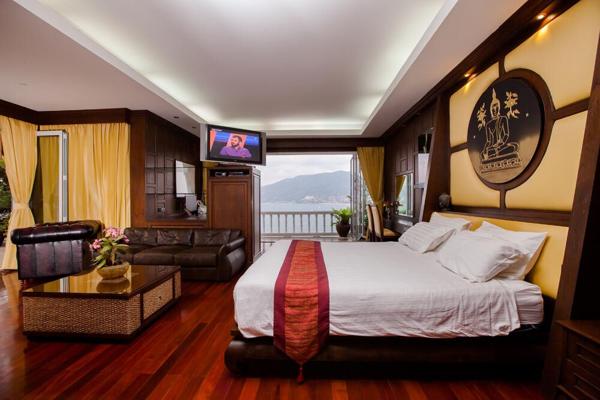 Villa de 12 chambres avec 2 piscines à vendre à Patong, Phuket