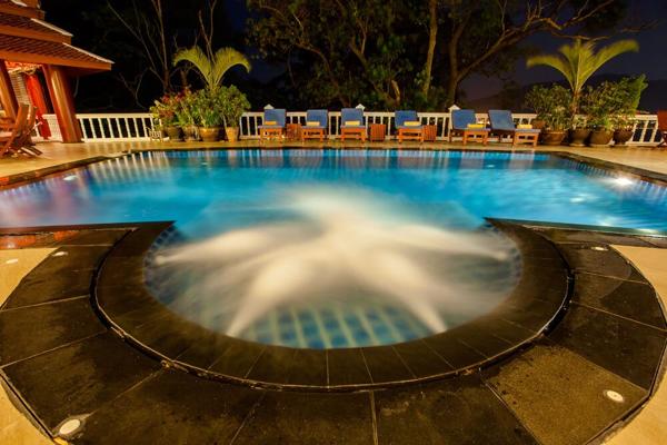 Villa de 12 chambres avec 2 piscines à vendre à Patong, Phuket