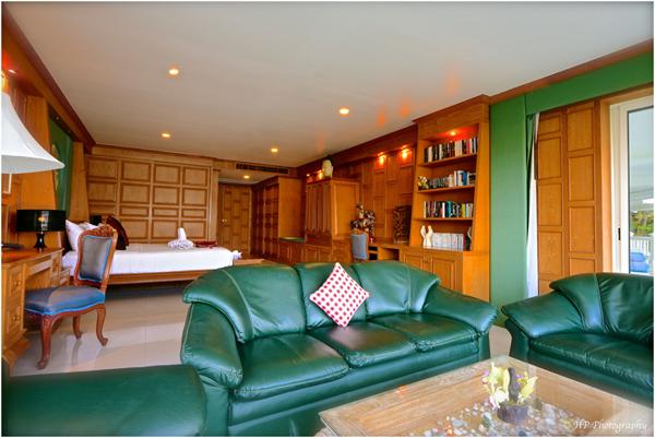 Villa de 12 chambres avec 2 piscines à vendre à Patong, Phuket