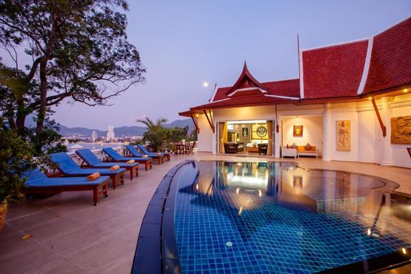 Villa de 12 chambres avec 2 piscines à vendre à Patong, Phuket