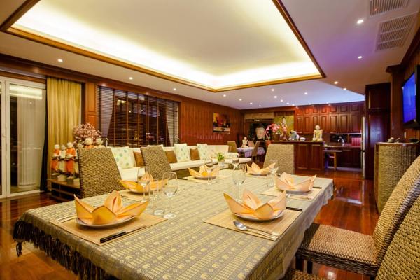 Villa de 12 chambres avec 2 piscines à vendre à Patong, Phuket