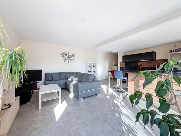 ✨ À vendre Brignais : Appartement T3 – 75 m² au calme – Terrasse – Garage – Cave